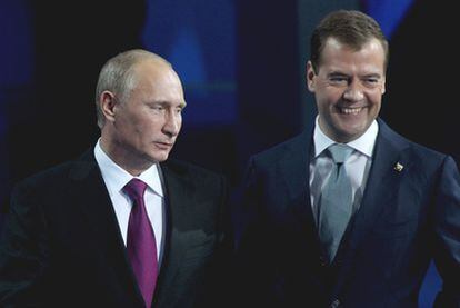 Vladímir Putin (izquierda) y Dmitri Medvédev, ayer en el congreso del partido Rusia Unida.