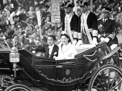 Finalmente, Michiko obtuvo el visto bueno del entonces emperador Hirohito y se casó con Akihito en 1959. Michiko fue la primera plebeya de la historia de esta dinastía milenaria que logró casarse con un miembro de la familia real y, más tarde, convertirse en emperatriz. En la fotografía, ambos participan en un desfile por las calles de Tokio tras su enlace, el 10 de abril de 1959.
