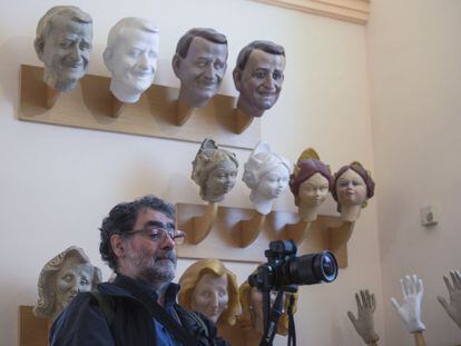 El fotógrafo Joan Fontcuberta, premio Nacional, en el Museo Fallero, de Valencia, ocupado en su aportación a 'El Diari Indultat'.