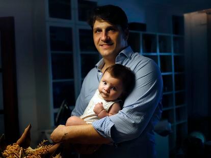 Jorge Caprile, padre autónomo, con su hijo Elio.