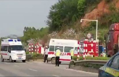 Imagen de vídeo de los servicios de emergencia desplegados tras el siniestro de un avión de China Eastern, este lunes cerca de Wuzhou.