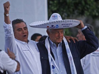 L&oacute;pez Obrador se pone un sombrero charro en une evento de Encuentro Social en Jalisco. 