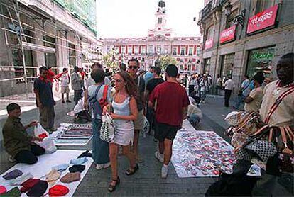 Ambiente callejero un día cualquiera en las calles adyacentes a la Puerta del Sol, en Madrid.