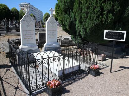 La tumba del poeta francés en el cementerio de Charleville-Mézières.