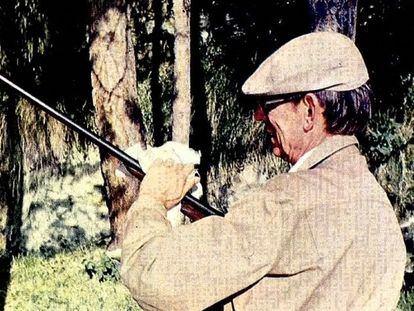 Miguel Delibes limpia su escopeta durante una jornada de caza