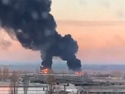 Aeropuerto militar de Kharkiv en llamas tras el ataque ruso.