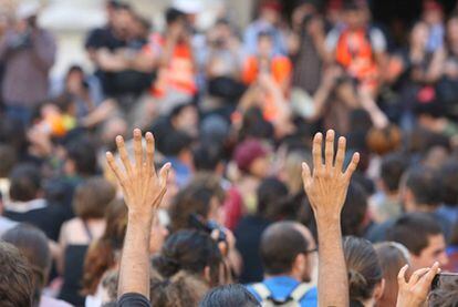 Los indignados critican a la clase gobernante y reclaman la regeneración de la democracia.