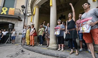 Montse Venturós, segunda por la derecha, con el puño en alto, durante la protesta.