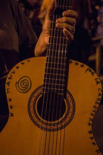 La guitarra de Pachín Centurion firmada por Manu Chao.