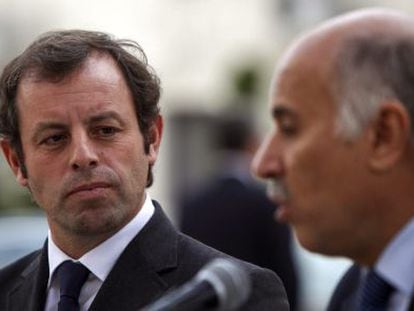 Sandro Rosell, presidente del Barcelona, y el presidente de la Federaci&oacute;n Palestina de F&uacute;tbol, Jebril Rajoup.