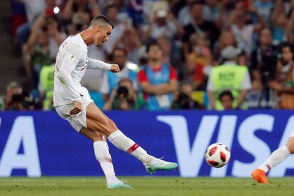 Cristiano Ronaldo lanza un penalti.