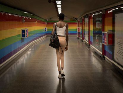 Una mujer camina por el metro de Madrid.