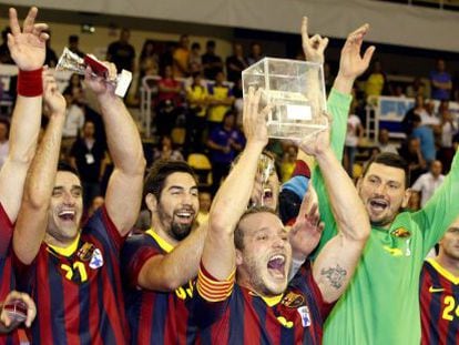 Los jugadores del Barcelona levantan el trofeo.