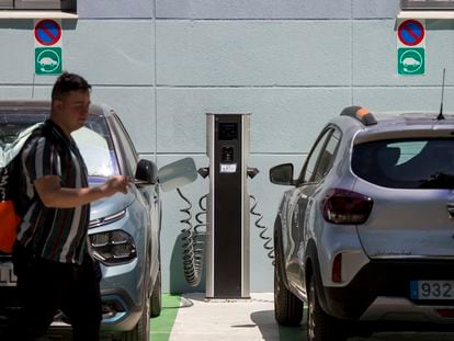 Dos coches eléctricos en un punto de carga en Sevilla