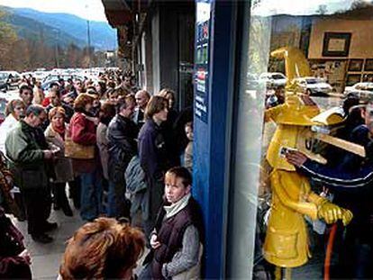 Las colas ante la administración de lotería de La Bruixa d&#39;Or en Sort han superado los 200 metros este fin de semana.