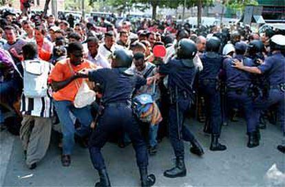 Los inmigrantes subsaharianos y magrebíes intentan romper el cerco policial que los acorraló ayer por la tarde en el centro de la plaza de André Malraux.