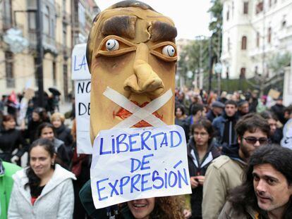 Manifestación en apoyo a los titiriteros en Granada el 13 de febrero.