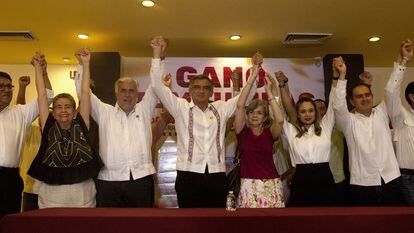 El candidato morenista a la gubernatura de Tamaulipas, Américo Villarreal, celebra con su equipo de campaña en Ciudad Victoria.