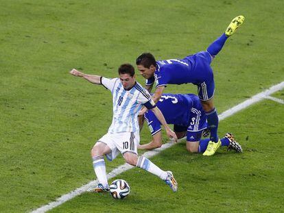 Messi chuta el segundo gol. 