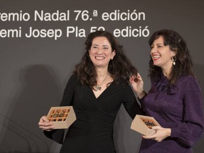 Ana Merino (a la izquierda) y Laia Aguilar, en la entrega de los premios Nadal y Josep Pla de 2020.