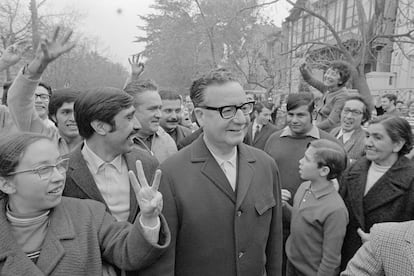 Salvador Allende después de emitir su voto en las elecciones presidenciales de Chile de 1970.