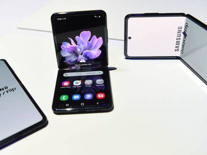 Samsung presenta su nuevo smartphone plegable, el Z Flip, que recuerda a los antiguos móviles de concha.