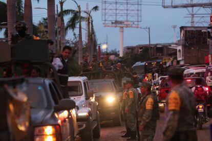 Elementos del Ejército viajan en convoy al llegar a Acapulco, este miércoles.