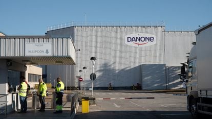 Varios trabajadores en la fábrica de Parets del Vallès (Barcelona) que Danone planea cerrar.