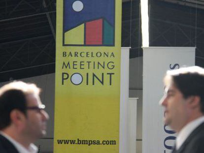 Dos visitantes al Barcelona Meeting Point que se celebra estos d&iacute;as en la ciudad catalana. 