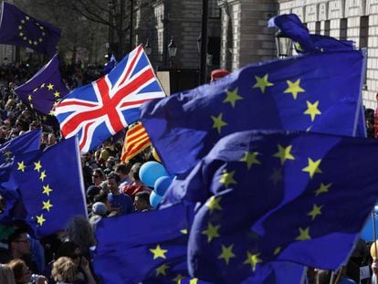 Una bandera de Reino Unido entre banderas de la Uni&oacute;n Europea durante una manifestaci&oacute;n contra el &#039;Brexit&#039; en Londres 