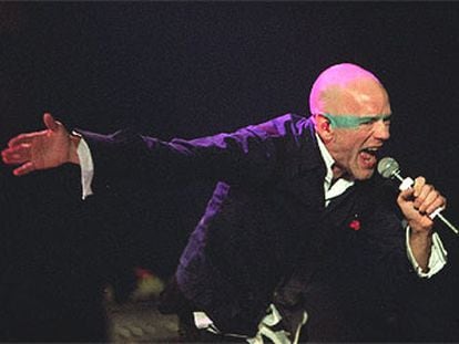El cantante de R.E.M., Michael Stipe, durante el concierto que el grupo ofreció en Madrid en octubre de 2003.