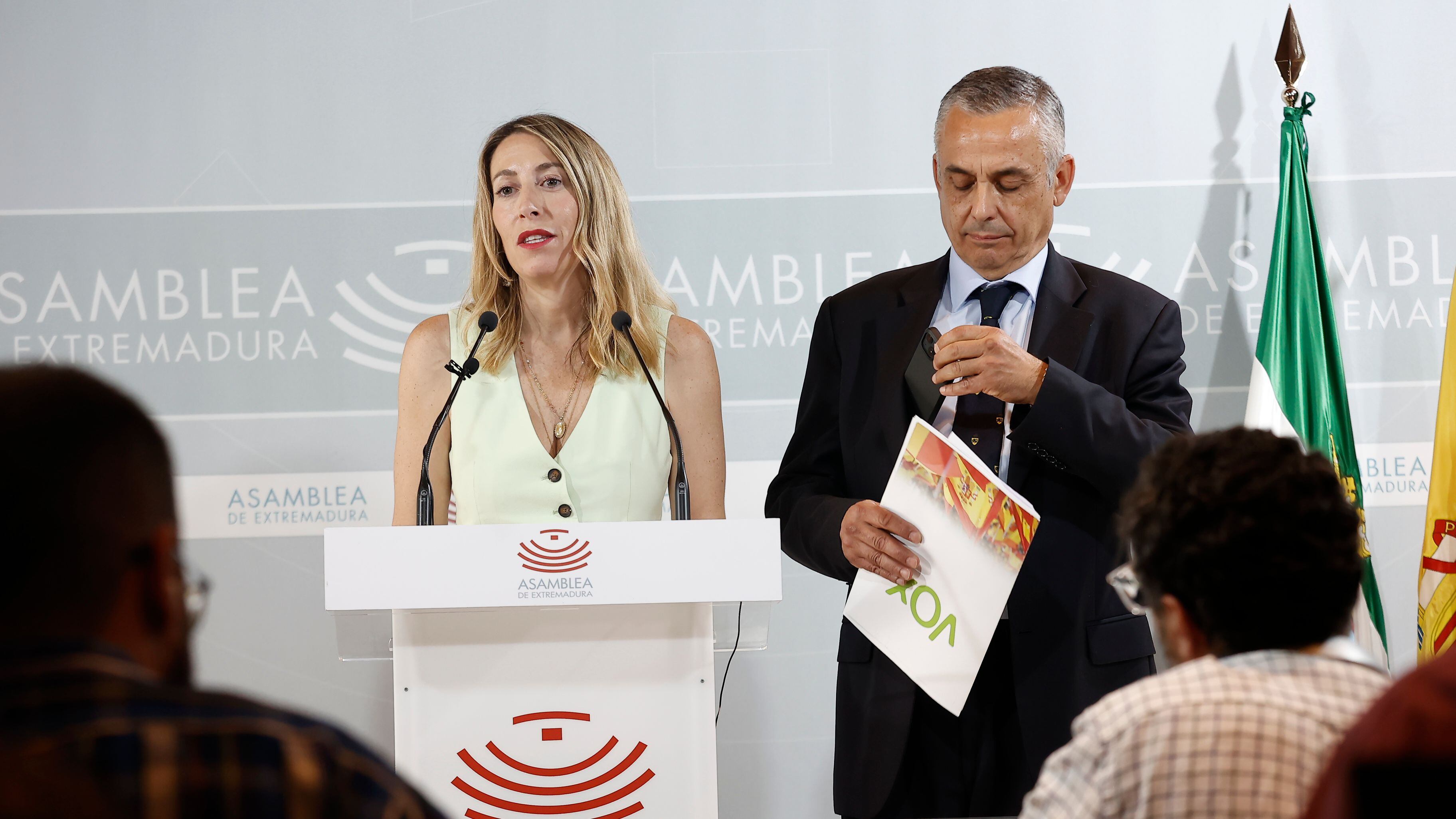 La líder del PP en Extremadura, María Guardiola, con el jefe de filas de Vox en la comunidad, Ángel Pelayo Gordillo.