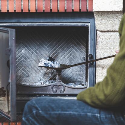 ¿Cada cuánto tiempo se debe deshollinar una chimenea de leña? Te contamos los mejores consejos y productos.