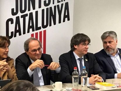 Laura Borràs, portavoz de Junts per Catalunya en el Congreso; Quim Torra, presidente de la Generalitat; el expresidente Carles Puigdemont; y el diputado Albert Batet, en Bruselas, el pasado 9 de dicembre. 