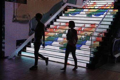 Vista de la escalera de entrada del nuevo local de los 40 principales, 40Café, en Gran Vía, 55.