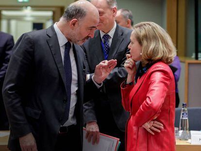 La ministra española de Economía en funciones, Nadia Calviño, conversa con el comisario europeo de Asuntos Económicos, Pierre Moscovici, en febrero. En vídeo, la reacción de Calviño, este martes.