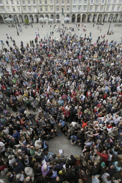 El alcalde de A Coruña, Xulio Ferreiro, saluda a a los congregados en la plaza del Ayuntamiento tras ser elegido.