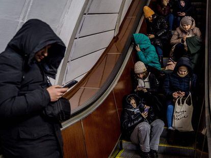 Varios ciudadanos de Kiev se refugian en el metro el 10 de febrero mientras se produce un bombardeo ruso.