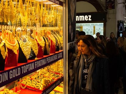 Varias mujeres pasan ante un escaparate con joyas de oro en el Gran Bazar de Estambul.