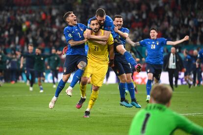 Donnarumma celebra con sus compañeros el triunfo ante Inglaterra en los penaltis en la final de la Eurocopa en Wembley.