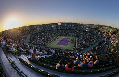 Vista de la pista de tenis durante un partido de los cuartos de final del Abierto de Tenis de Miami, en Cayo Vizcaíno, Florida (EE UU).