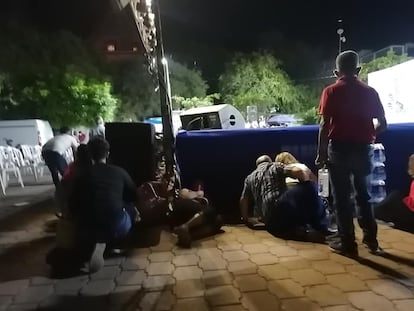 Los asistentes al Festival Cultural Yohuala 2021 en Iguala, Guerrero, se resguardan durante el tiroteo del domingo.