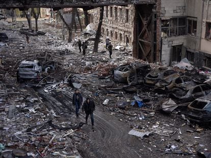 Una calle de oficinas y almacenes, arrasada por las bombas rusas en Járkov.