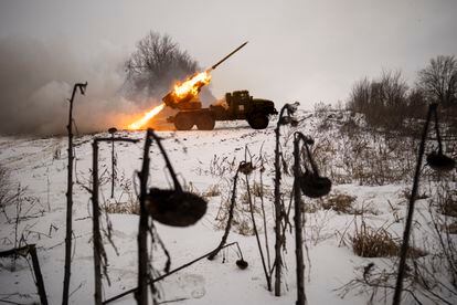 Las tropas ucranias disparan contra posiciones rusas en Járkov (norte) desde un sistema de lanzamisiles múltiple Grad, este sábado.
