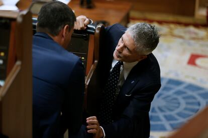 El presidente del Gobierno en funciones, Pedro Sánchez (a la izquierda), conversa con el ministro del Interior en funciones, Fernando Grande Marlaska.