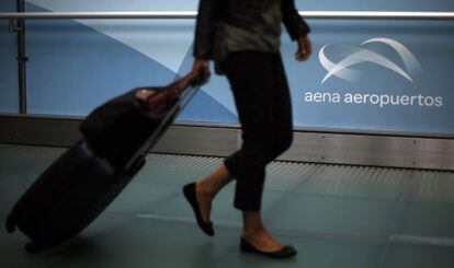 Una pasajera en el aeropuerto de Madrid-Barajas