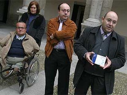Varios de los afectados por la talidomida fotografiados en Madrid.