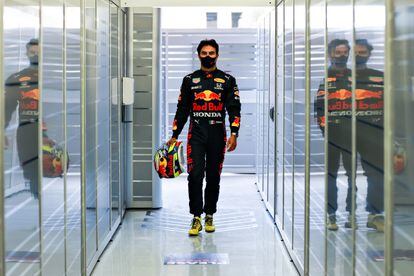 Checo Pérez camina hacia la pista durante la pretemporada con Red Bull, el pasado 11 de marzo en Bahréin.