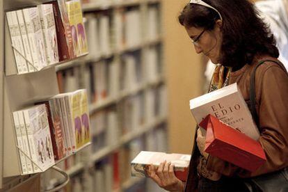 Una mujer consulta libros en un comercio