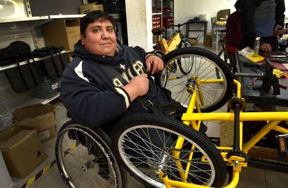 Elías Moyano, uno de los trabajadores con discapacidad de la fábrica de bicicletas adaptadas.